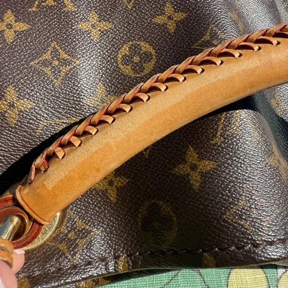 Louis Vuitton Artsy MM Monogram Bag - Picture 16 of 16